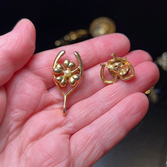 Vintage to modern estate jewelry lot - earrings, bracelets, brooches/pins - Picture 12 of 15